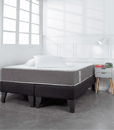Pack de base de cama dividida negra y colchón Royal de 2 plazas en dormitorio luminoso